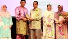 Profesor Madya Sapon terima Anugerah Keluarga Bahagia Johor