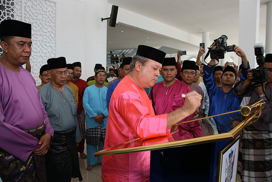 Sultan Johor rasmi Masjid UTHM