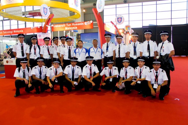 Pelajar Aeronautik FKMP UTHM cemerlang Di Aerofest’15