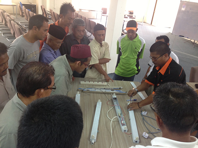 UTHM Help Mosque Committee Skilful In Electric Field