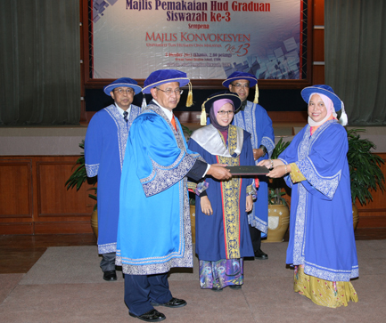 Majlis Pemakaian Hud raikan Graduan Siswazah