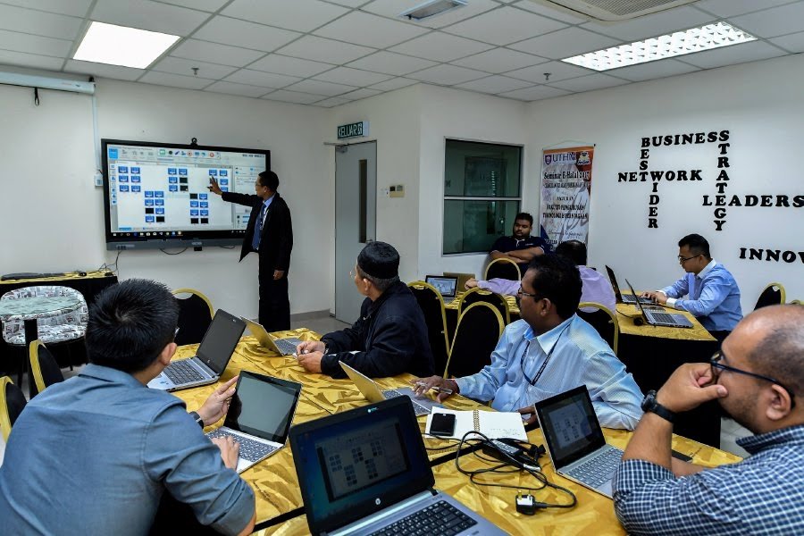 UTHM introduces powerful 21st Century Learning through smart class system