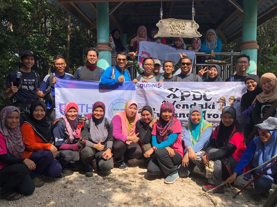 60 pendaki UTHM berjaya tawan puncak Gunung Arong