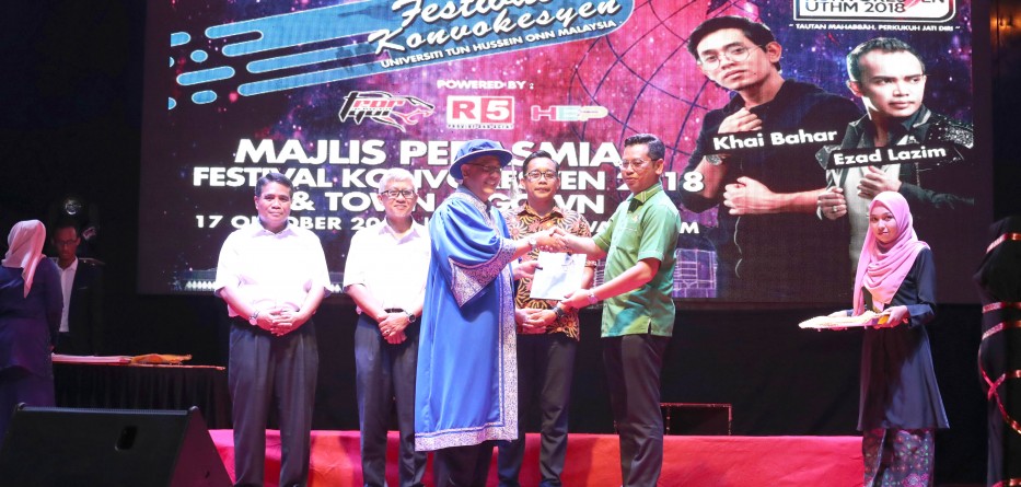 UTHM anjur Perarakan Town & Gown pertama kali di Parit ...