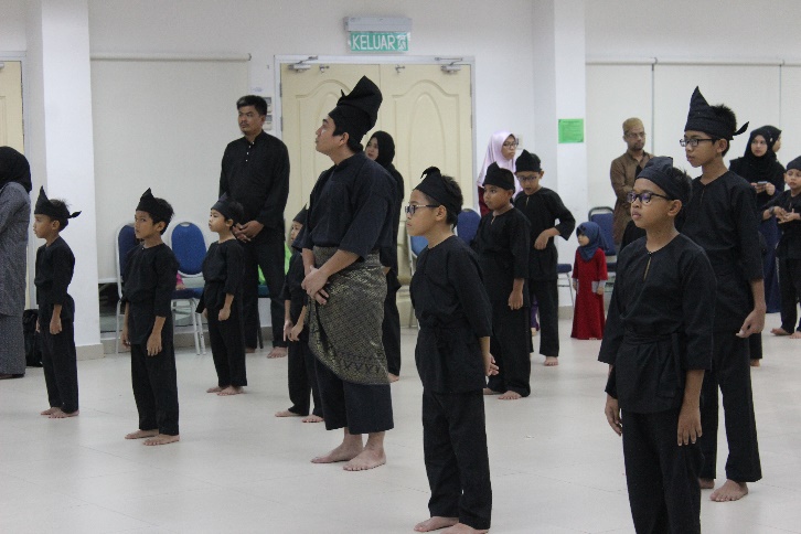 31 peserta Kelas Silat Gayung Anak-anak Staf UTHM terima tali pinggang dan sijil penyertaan