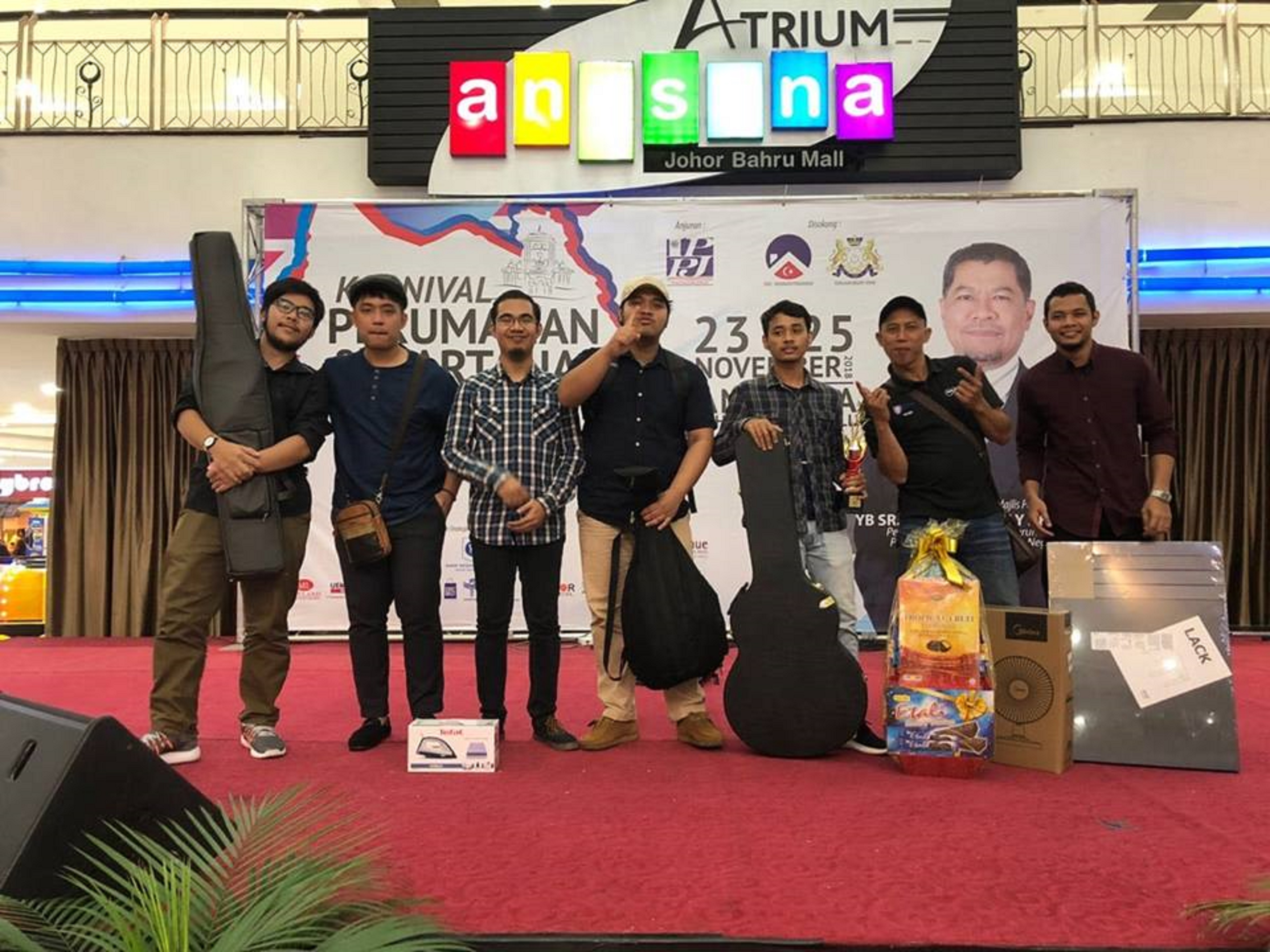 Kumpulan Busking UTHM juarai Pertandingan Akustik Karnival Perumahan & Harta Tanah Negeri Johor 2018