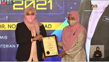 Prof. Madya Dr. Norshuhaila terima Anugerah Pingat Perkhidmatan Cemerlang KPT
