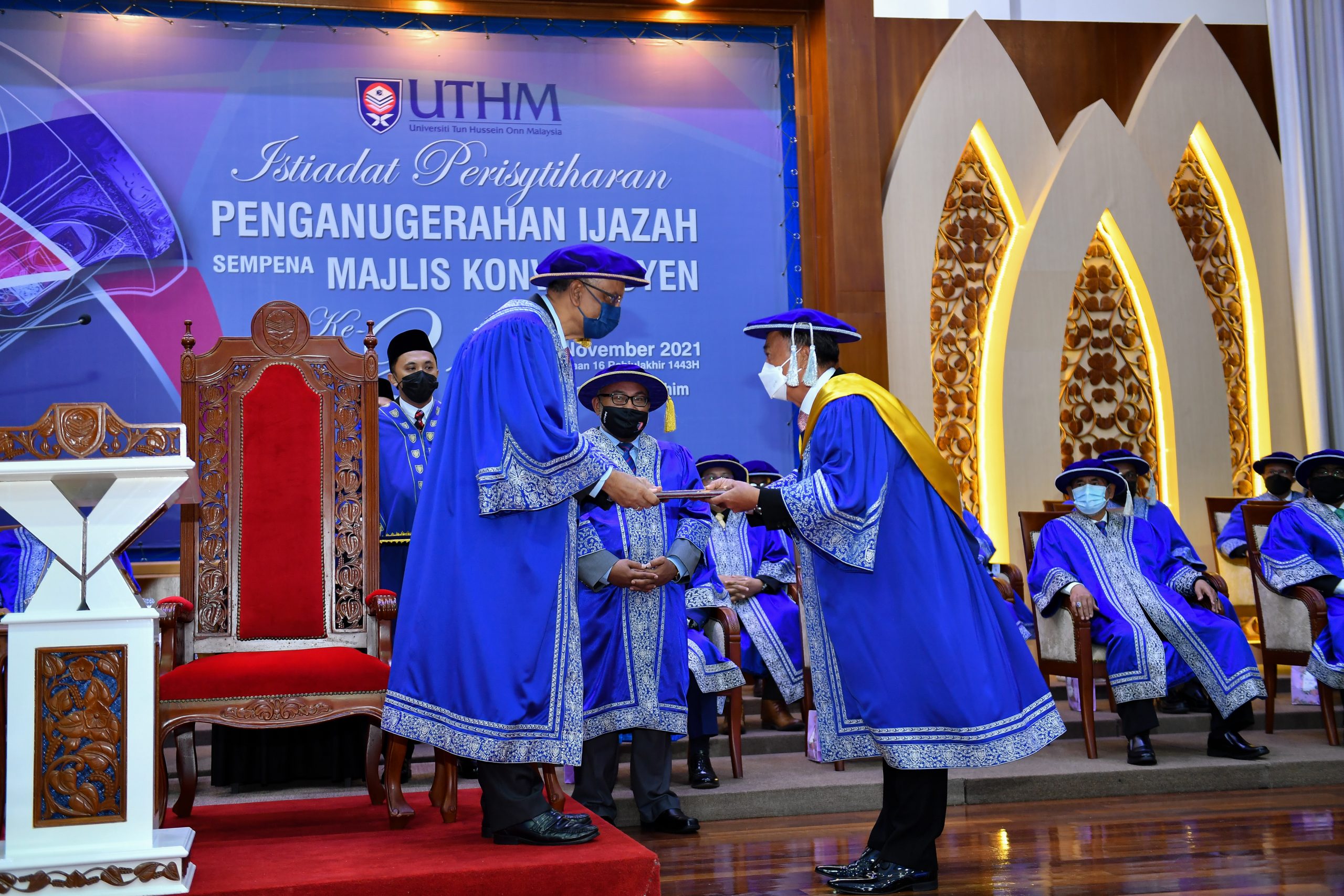Tan Sri Dato’ Tan Boon Hock terima anugerah Ijazah Kehormat Doktor Falsafah Konvokesyen ke-21 UTHM
