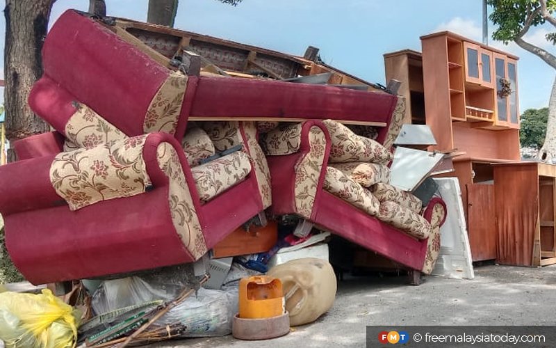 Perbaiki perabot rosak selepas bencana banjir