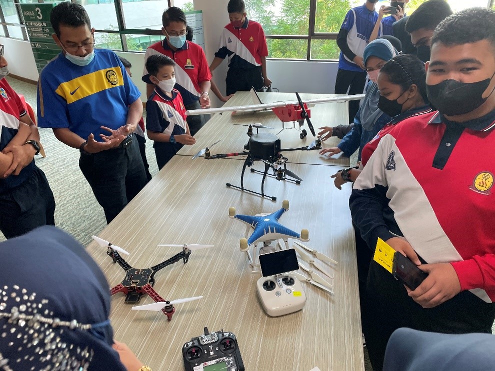 Hari Teknologi Dron FKMP, kongsi ilmu teknologi dron dengan pelajar sekolah