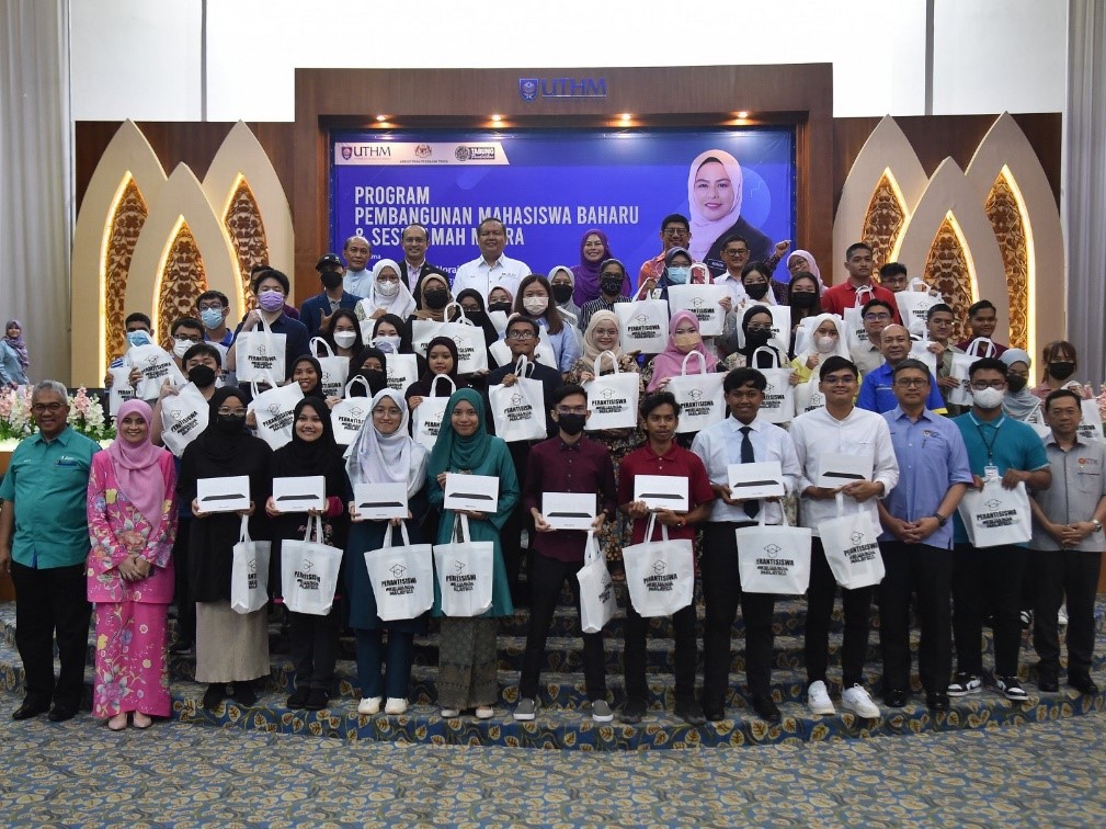 News Clipping : Over 470,000 undergrads apply for second phase of student device programme