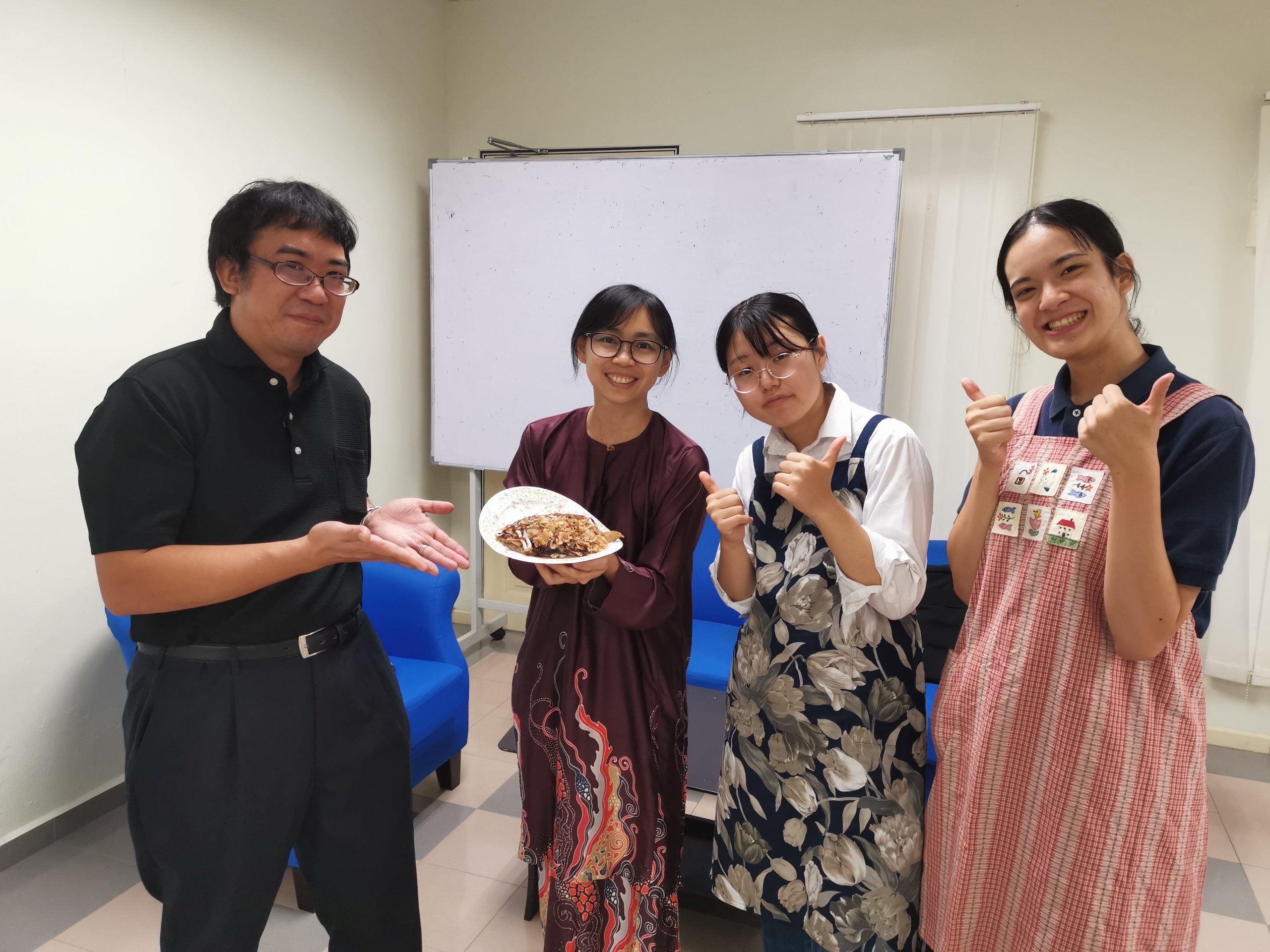 Participants Appreciate Peace and Japanese Food in Okonomiyaki Cooking Demo Program