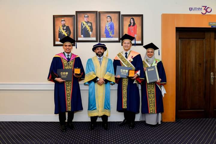 Muhammad Faris dan Khoo Chun An, graduan cemerlang terima Anugerah Pelajaran DiRaja