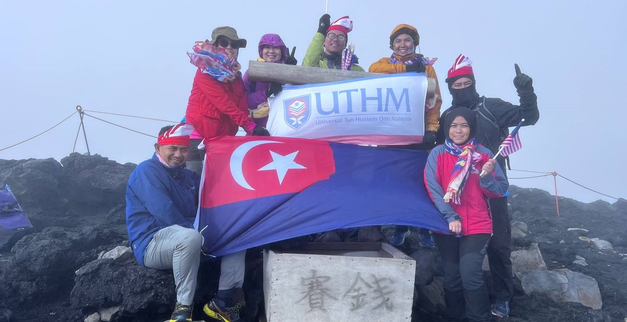 Tujuh staf UTHM kibar bendera universiti di puncak Fuji