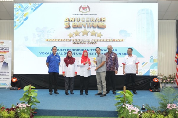 UTHM terima Anugerah Lima Bintang Penarafan Tunggal Program TVET 2023