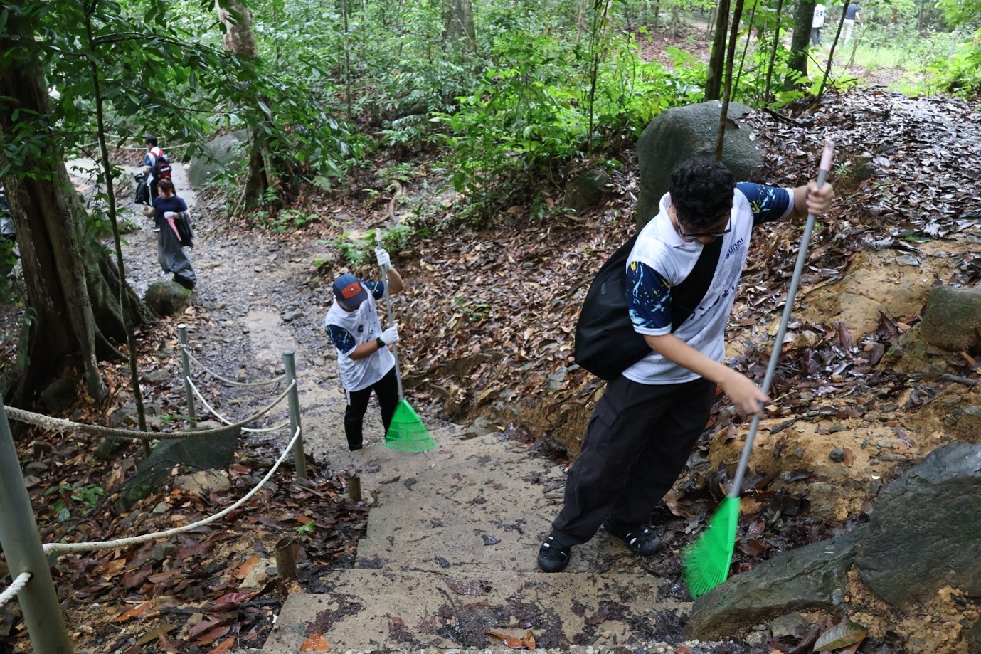 Pelajar UTHM ajak pengunjung hutan simpan jaga alam sekitar