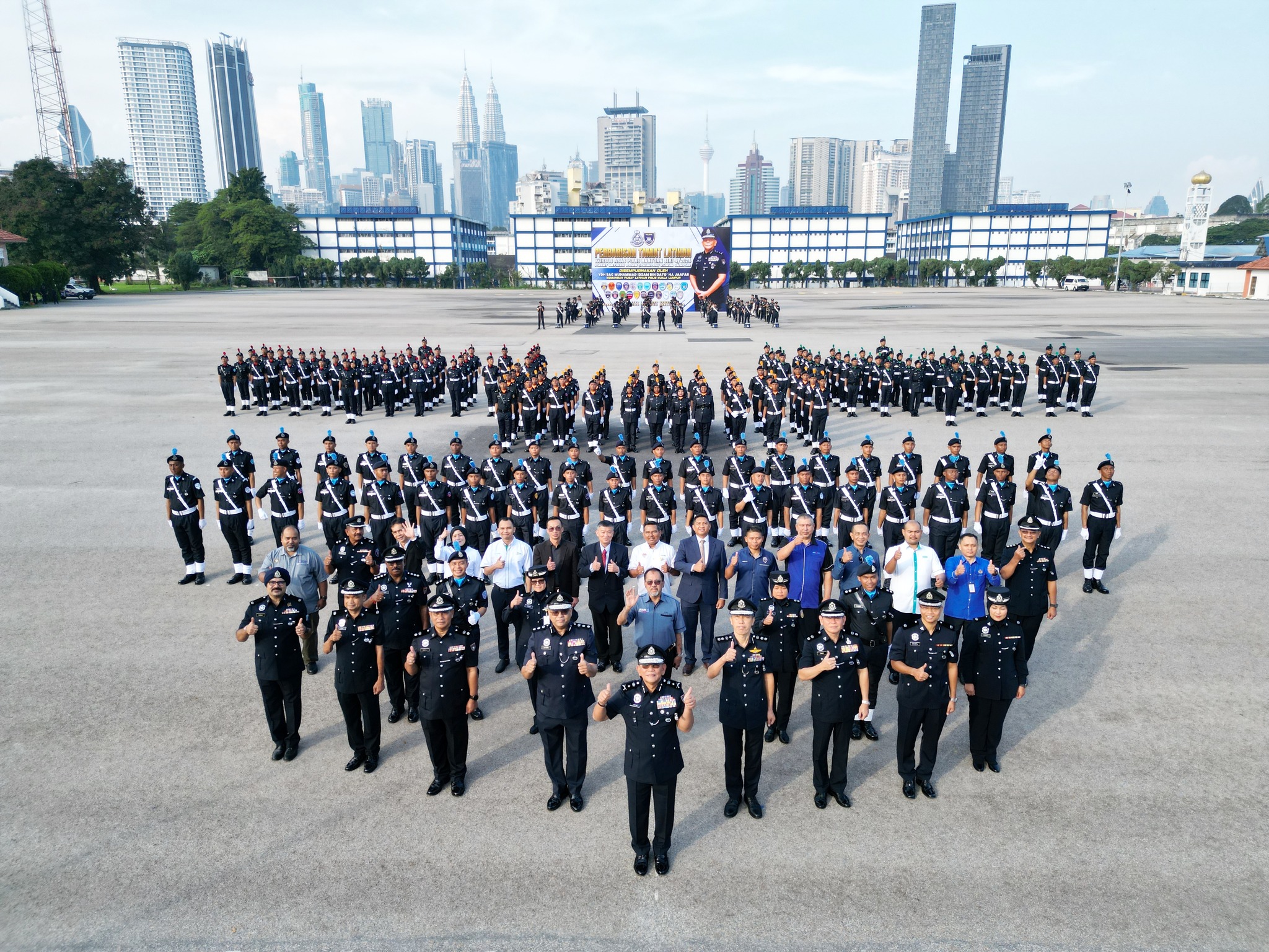 Enam staf UTHM berjaya tamat Kursus Asas Polis Bantuan, terima Anugerah Pegawai Kanan Terbaik