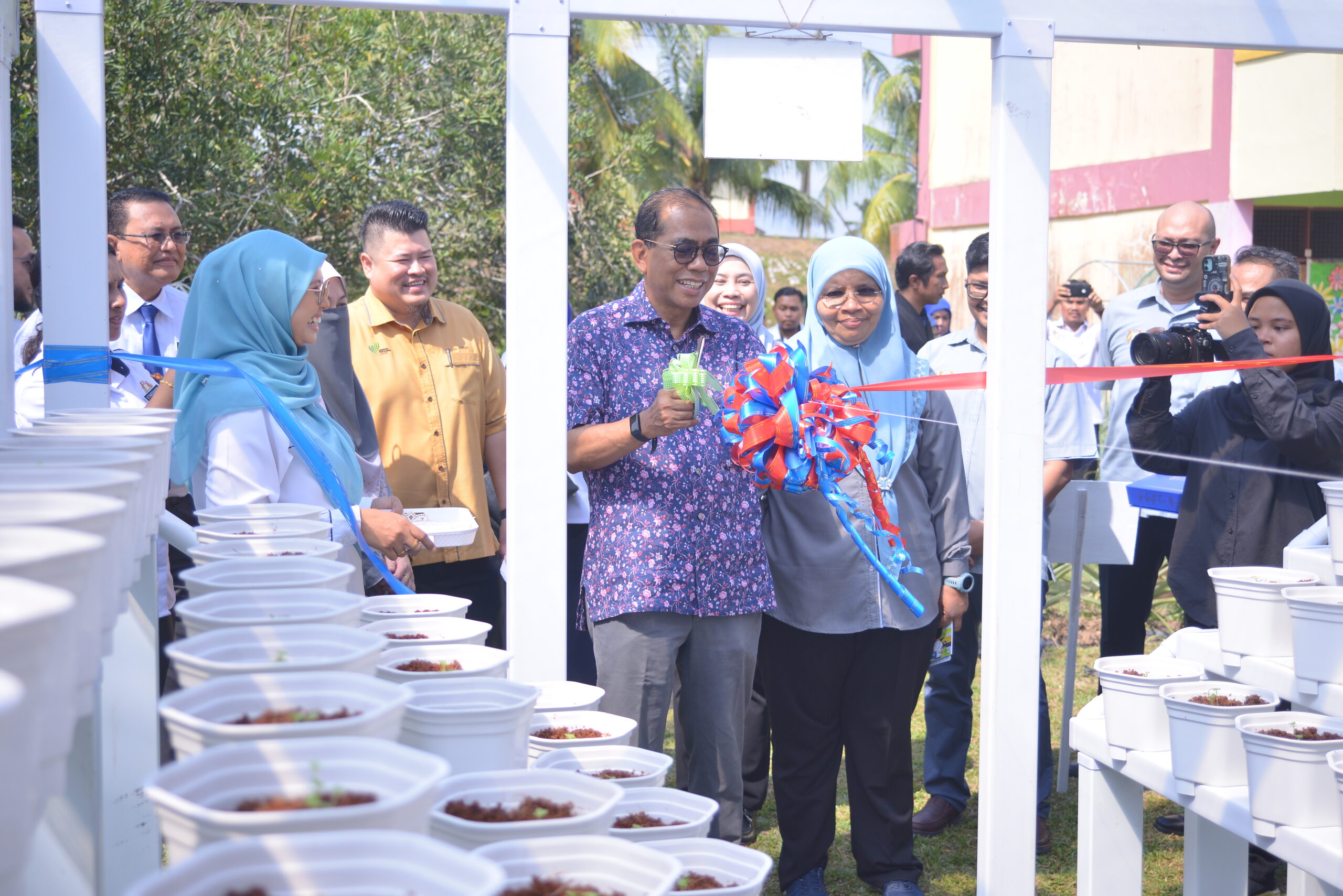 KTP@Kota Tinggi: UTHM lancar Projek Hidroponik Sifar Karbon, tujuh sekolah terima set hidroponik