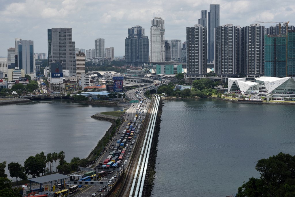 Bangunkan Zon Ekonomi Khas Johor-Singapura dengan strategi holistik