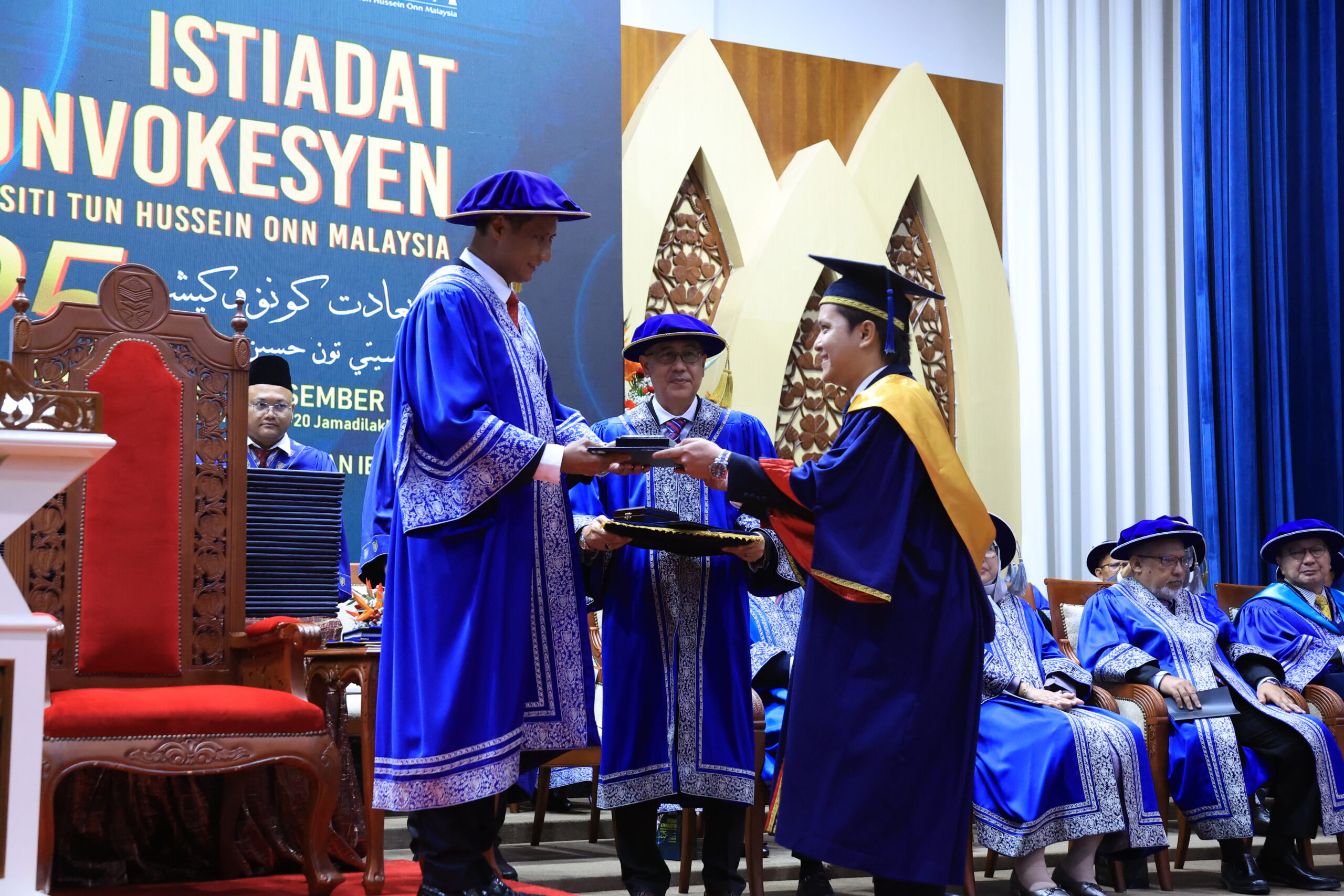 “Pasanglah impian besar meskipun bermula dari bawah!” – Abdullah terima Anugerah Diraja (Pingat Jaya Cemerlang)