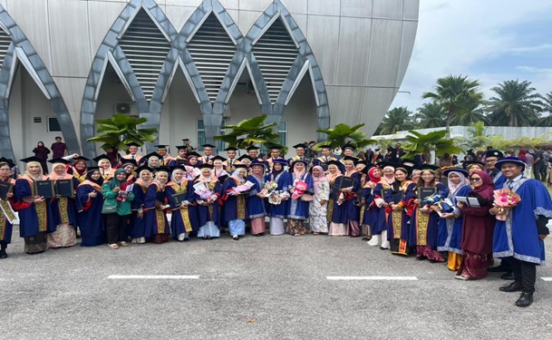 FAST berjaya lahirkan graduan kohort pertama Program Kimia Industri mod industri