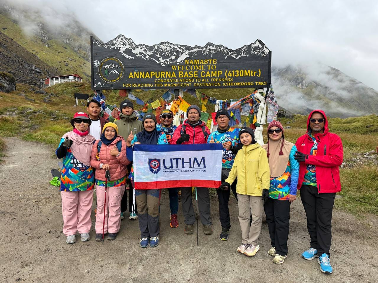 11 warga UTHM berjaya takluk Annapurna Base Camp pada ketinggian 4,130 meter
